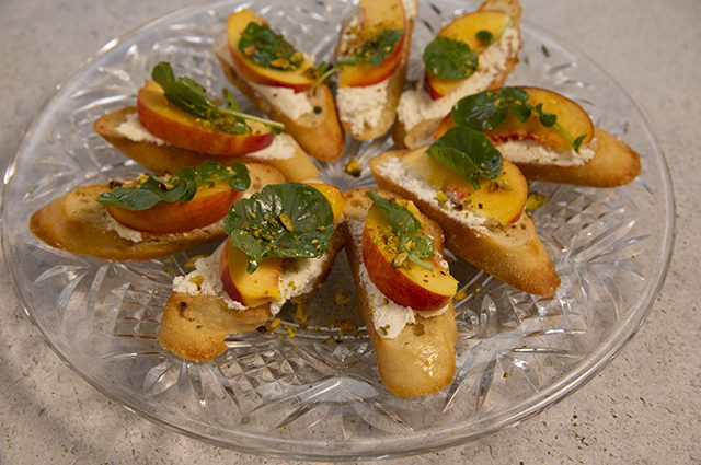 Ricotta and Peach Crostini with Pistachios - The Chef's Kitchen | Ingles | Catering